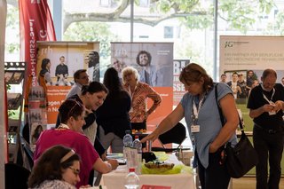 Besucherinnen und Besucher an einem Informationsstand der Gesundheits- und Rehamesse.