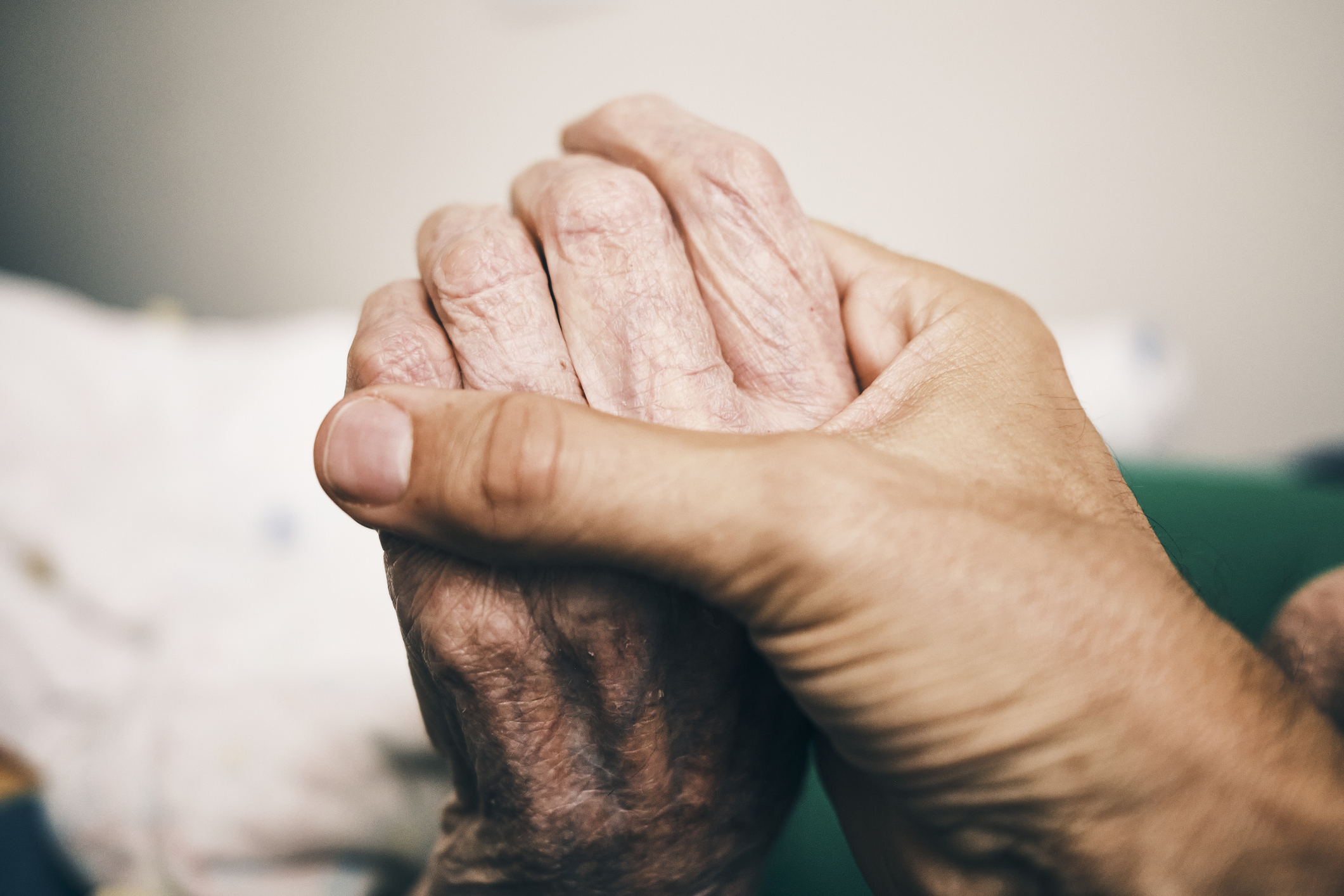 Sterben Podcast Rechte von Patientinnen und Patienten Ältere Frauenhand hält die Hand eines älteren Mannes.