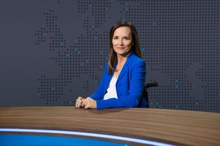 Moderatorin Mirjam Kottmann ist im Fernsehstudio der Nachrichtensendung BR24 zu sehen.