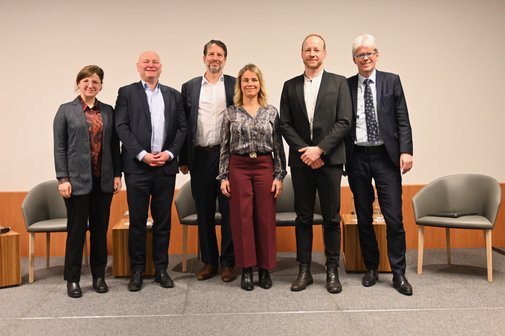 VdK-Landesvorsitzende Verena Bentele und VdK-Landesgeschäftsführer Michael Pausder mit den Gästen des ersten Tags (von links): Dr. Jennifer Eckhardt, Prof. Dr. Achim Truger, Alexander Hagelüken und Prof. Dr. Fabian Pfeffer.