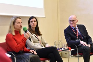 Foto von VdK-Präsidentin Verena Bentele (links) in der Katholischen Akademie in Bayern , Dr. Charlotte Bartels vom DIW Berlin (Mitte) und Prof. Dr. Hermann Sollfrank, Direktor des Caritasverbands der Erzdiözese München und Freising.