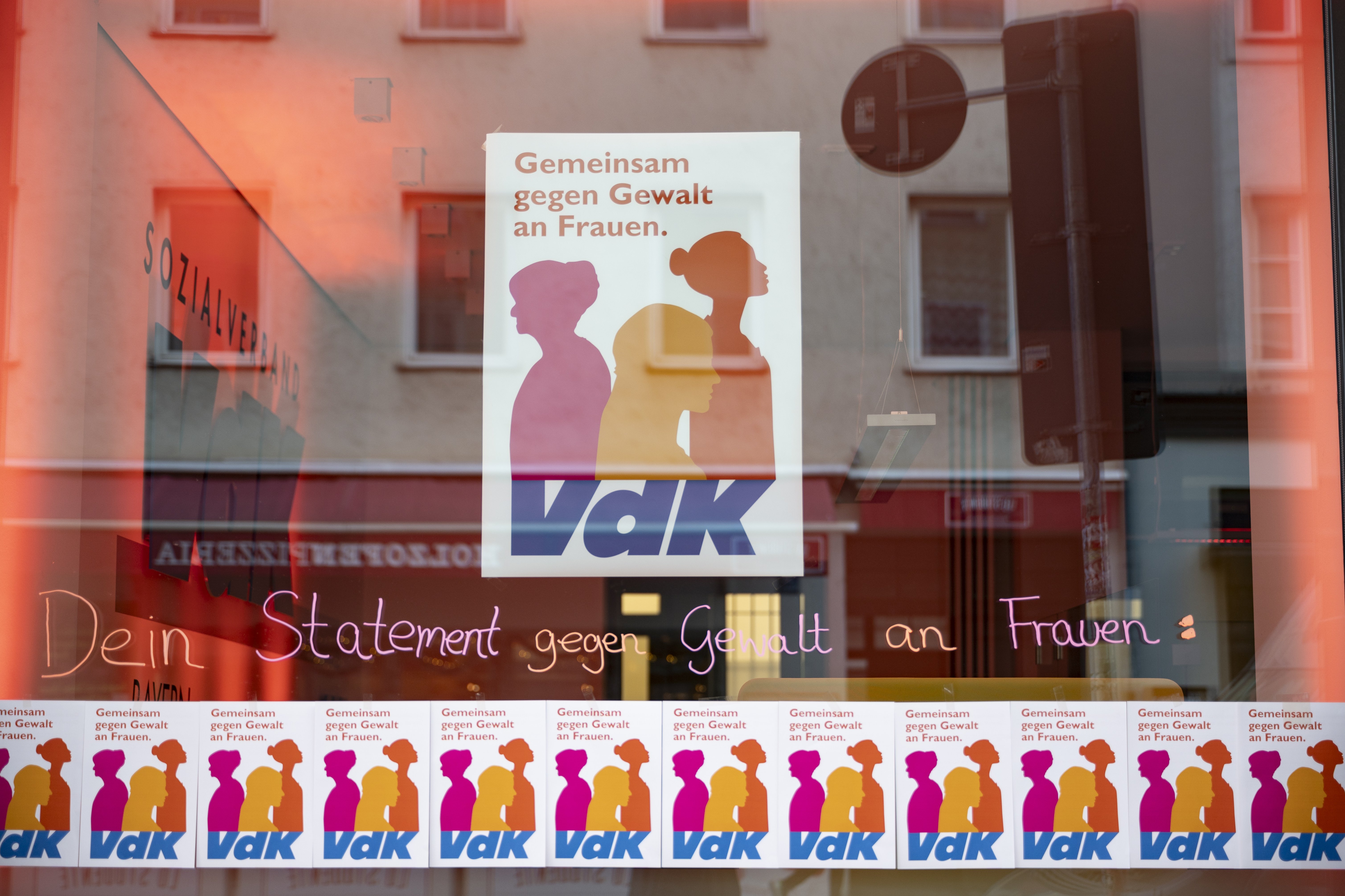 Schaufenster der VdK-Landesgesch&auml;ftsstelle. Es h&auml;ngt ein gro&szlig;es und viele kleine Plakate zum Aktionstag "Gegen Gewalt an Frauen" am Fenster.