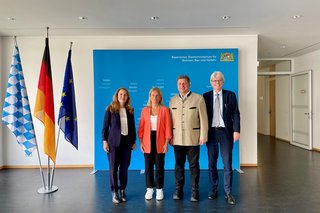 Austausch mit Staatsminister Christian Bernreiter (Zweiter von rechts) im Ministerium für Wohnen, Bau und Verkehr mit (von links) Claudia Spiegel, VdK-Abteilungsleiterin Sozialpolitik, VdK-Landesvorsitzende Verena Bentele und VdK-Landesgeschäftsführer Michael Pausder.