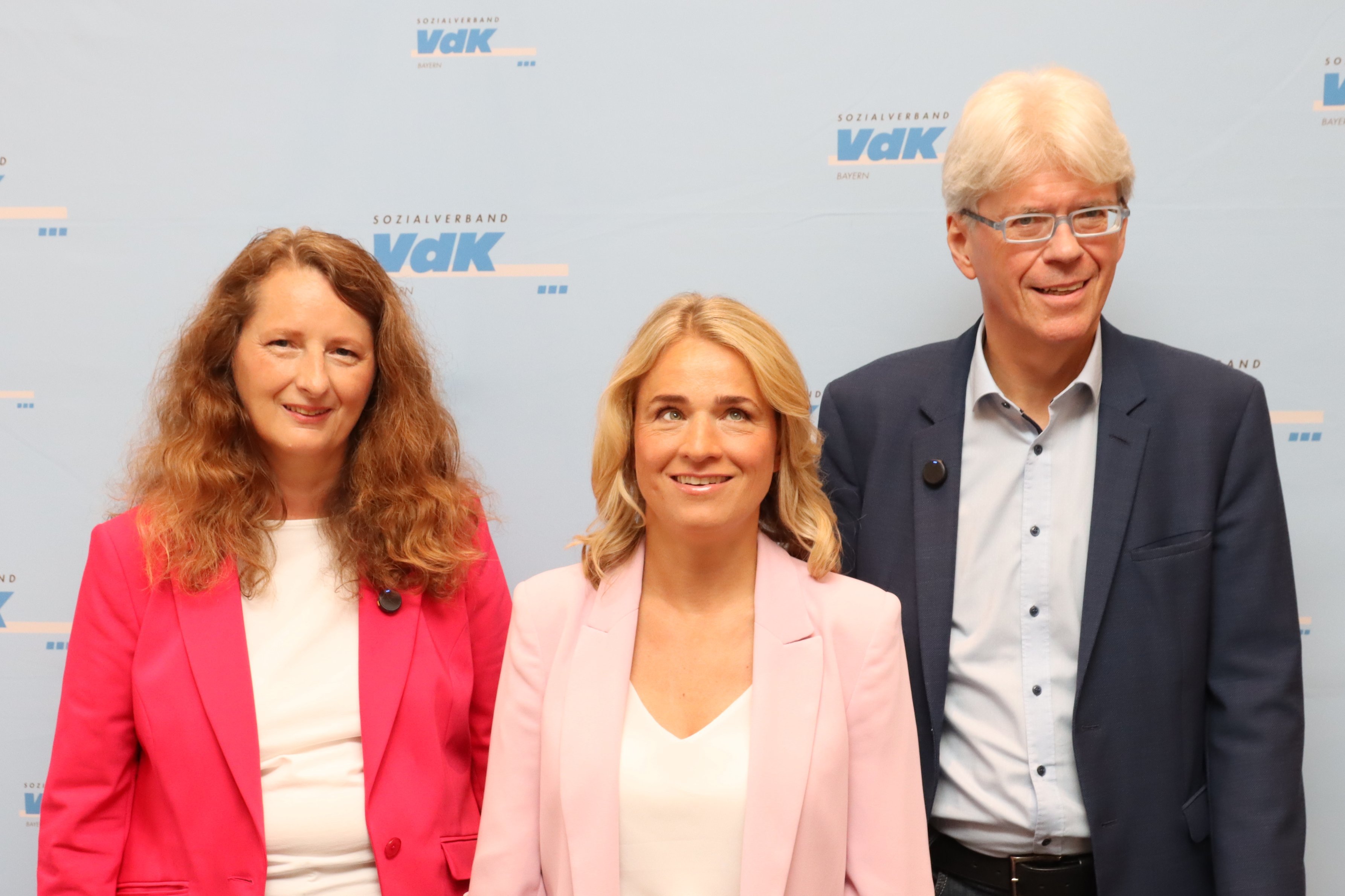 Pressesprecherin Dr. Bettina Schubarth, VdK-Landesvorsitzende Verena Bentele und Landesgeschäftsführer Michael Pausder stellen auf der VdK-Sommerpressekonferenz sozialpolitische Forderungen an die Staatsregierung. 