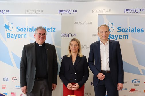 Stellten die Forderungen des Sozialen Netz Bayern vor (von links nach rechts): Dr. Andreas Magg, Landes-Caritasdirektor und Vorsitzender Freie Wohlfahrtspflege Bayern, Verena Bentele, Landesvorsitzende Sozialverband VdK Bayern und Bernhard Stiedl, Vorsitzender DGB Bayern.