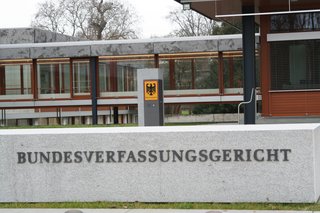 Das Foto zeigt das Gebäudes des Bundesverfassungsgerichts in Karlsruhe in der Außenansicht.