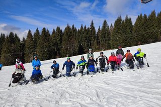 Gruppenfoto mit den Teilnehmenden des Monoskikurs im Bayerischen Wald.