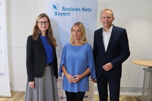 Auf dem Bild sind Dr. Sabine Weingärtner, Präsidentin der Diakonie Bayern, VdK-Landesvorsitzende Verena Bentele und Bernhard Stiedl, Vorsitzender DGB Bayern, zu sehen.