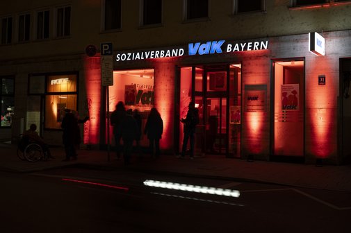 Der Eingangsbereich der Landesgesch&auml;ftsstelle leuchtete in Orange