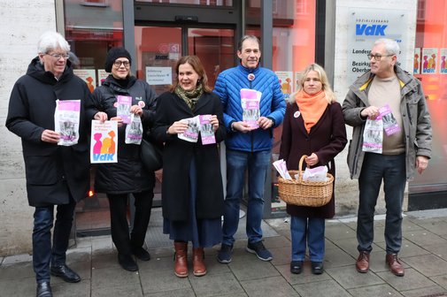 VdK-Landesgesch&auml;ftsf&uuml;hrer Michael Pausder (links) und VdK-Landesvorsitzende Verena Bentele (Zweite von rechts) mit (von links) Alexandra Kugge vom Verein &bdquo;One Billion Rising M&uuml;nchen&ldquo;, M&uuml;nchens Dritter B&uuml;rgermeisterin Verena Dietl, Oberinnungsmeister Heinrich Traublinger und Andreas Schmiedel vom M&uuml;nchner Informationszentrum f&uuml;r M&auml;nner.