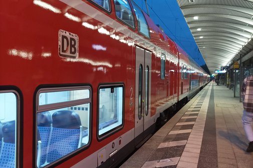 Bahnhof mit einem Zug der Deutschen Bahn.