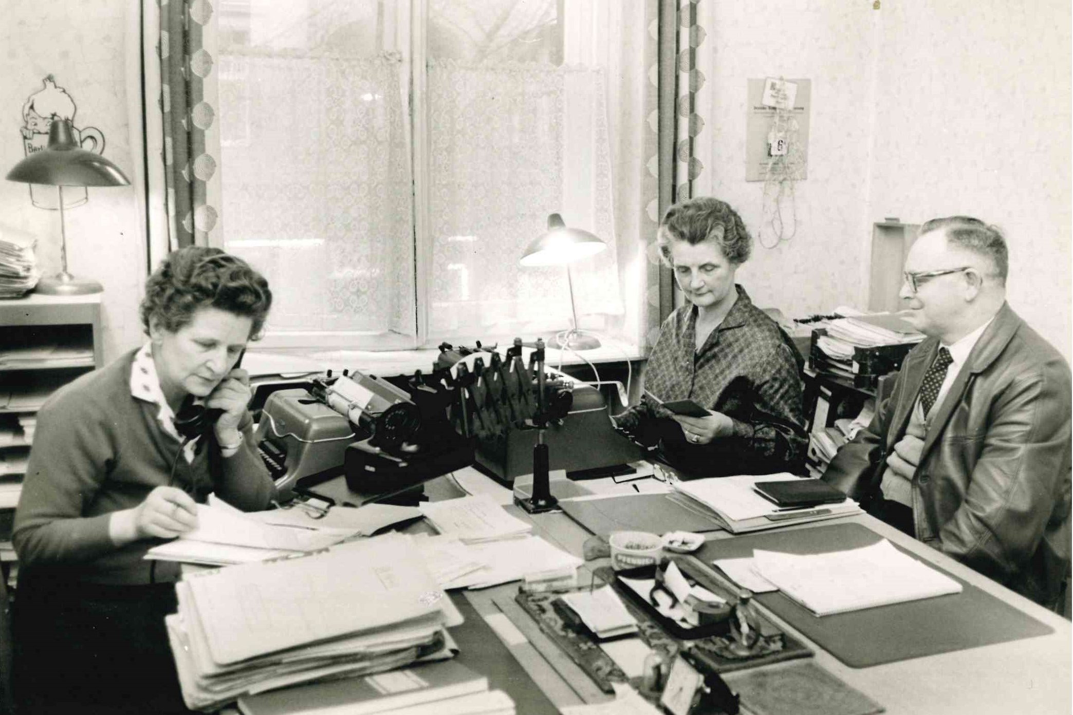 Auf dem Foto sind Mitarbeitende des VdK im Büro an der Schreibmaschine zu sehen. Das Bild stammt aus den 1950/60ern.