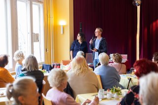 Das Bild zeigtChristine Gaszczyk vom VdK Berlin-Brandenburg und Martin Werbeck vom Pflegestützpunkt Treptow-Köpenick im Kiezclub bei der Präsentation der KI-Technologien