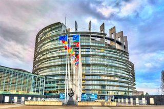 Auf dem Foto ist das Gebäude der EU in Brüssel zusehen.