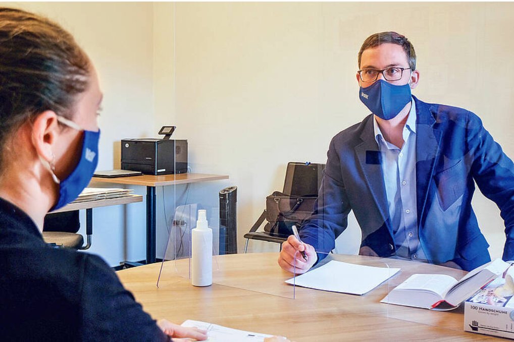 Jan-Philipp Pohst und ein VdK-Mitglied bei einem Beratungsgespräch im Büro der VdK Landesgeschäftsstelle Hamburg.