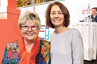 Foto von Renate Schommer und Katarina Barley. Aufgenommen in den Räumen des Hamburger Rathauses.