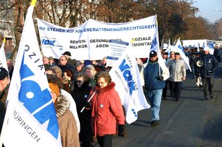 Viele Menschen mit großen VdK-Fahnen und Transparenten