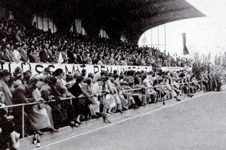 Viele Menschen in einem Fußballstadion