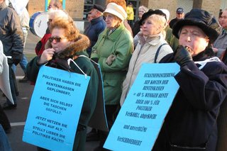 Frauen mit Plakaten und Trillerpfeifen