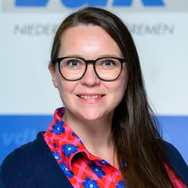 Andrea Nacke lächelt, im Hintergrund ist das VdK-Logo