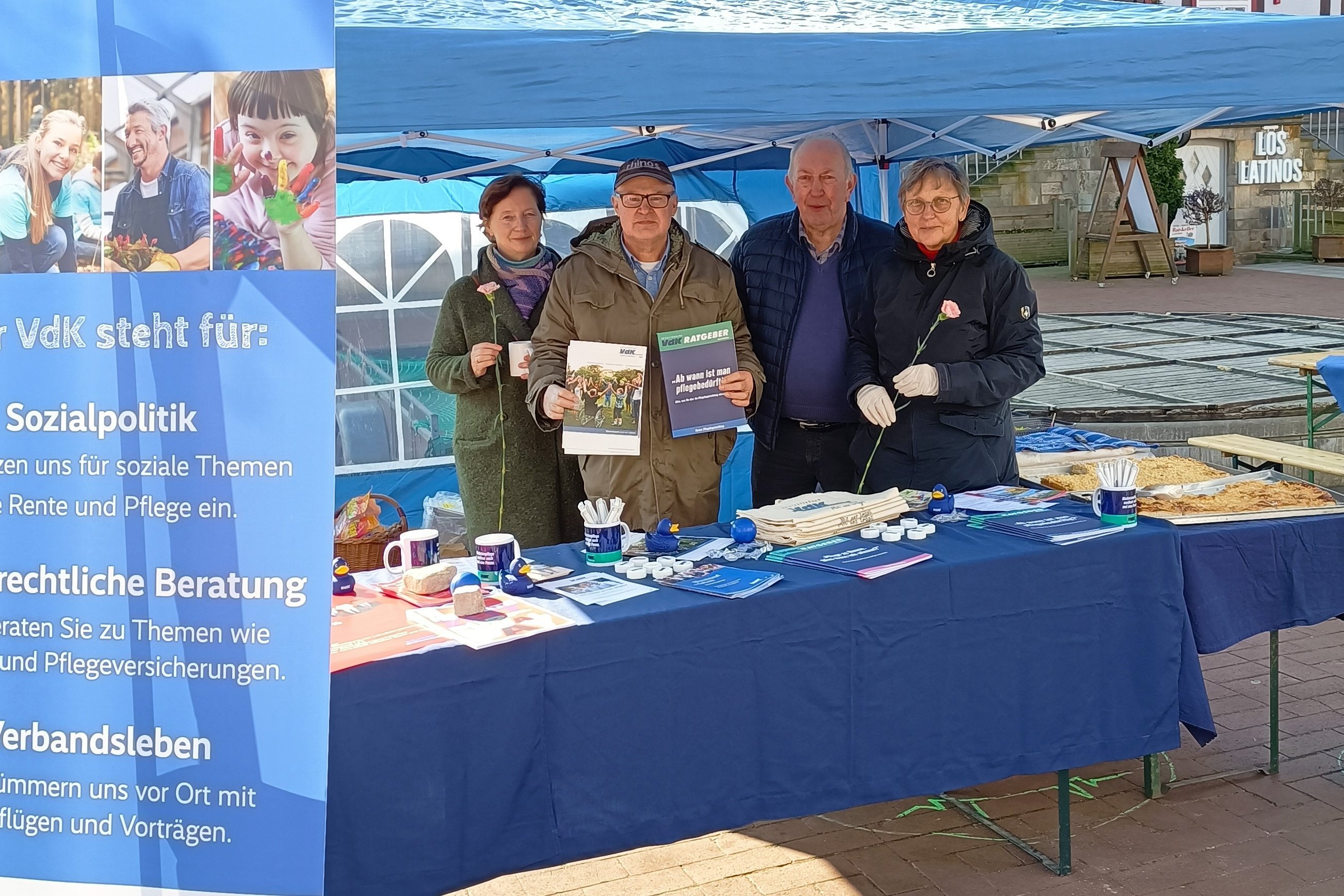 Vier Ehrenamtliche am blauen VdK-Infostand