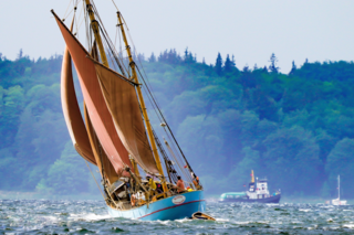 Ein Segelschiff auf dem Wasser