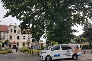 Das Beratungsmobil steht in Neukirch vorm Rathaus