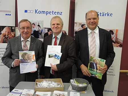 (v.l.n.r.) VdK-Kreisgeschäftsführer Rudi Eckl, Hausdirektor Stefan Haberl und Wolfgang Herz, Leiter des AOK-Kundencenters Bad Mergentheim.