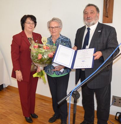 Großer Dank an 70er-Jubilarin Katharina Vogel (Mitte); Ortsvorsitzende Annette Binder und Kreischef Franz Blumer gratulierten.