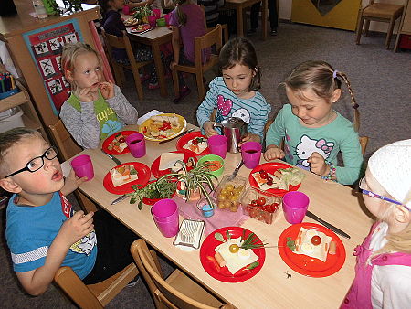 Kinder am Tisch mit Broten