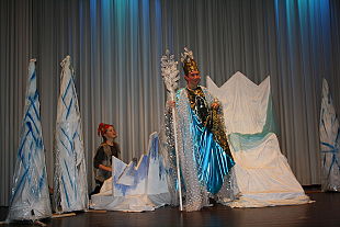 Musical-Darsteller auf der Bühne mit Kostümen