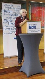 Das Foto zeigt Vera Heckmüller, die Vorsitzende von Kreisverband Witzenhausen bei ihrer Festrede