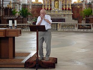 Schriftführer Horst Ziegert spielt in der Benediktinerabtei in Neresheim das Ave Maria auf seiner Mundharmonika.