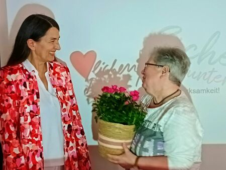 Mit einem kleinen Blumenpräsent dankt die Vorsitzende  Kirsten Lühmann für den Vortrag zur Verkehrssicherheit für Senioren