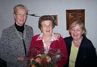 Von li: Stellv. Bürgermeisterin Margarete Humpert, Maria Voll, VdK-Vorsitzende Marga Kruppa