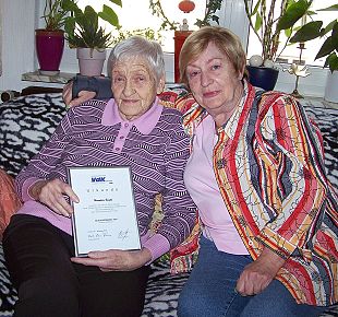 Hannelore Buczko hält ihre Ehrenurkunde in den Händen; rechts neben ihr die Vorsitzende Marga Kruppa