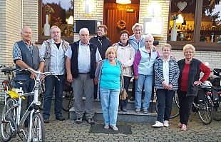 Gruppenfoto vor der "Gaststätte Lerchenstube"
