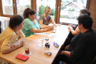 Bild zeigt eine Frauengruppe beim Kartenspielen