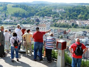 Bild zeigt eine Personengruppe mit blick von Oben auf Passau