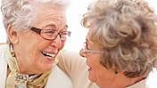 _Zwei lachende Seniorinnen