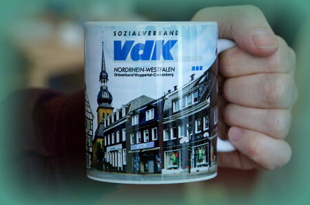 Kaffetasse mit VdK-Logo und Ansicht von Cronenberg Mitte