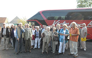 Einige der Teilnehmer an der Fahrt nach Königswinter vor einem der beiden Reisebusse