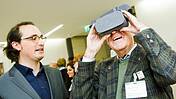 ein Teilnehmer testet eine VR-Brille