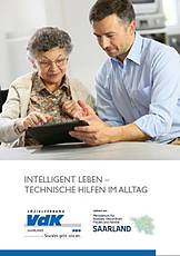 Cover der Broschüre "Intelligent leben - technische Hilfen im Alltag". Ein junger Mann erklärt einer älteren ein Tablet.