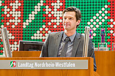 Christoph Beyer am Rednerpult des NRW-Landtags.