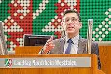 Guido Konrad am Rednerpult des NRW-Landtags.