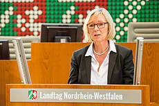 Eva Jäger-Kuhlmann am Rednerpult des NRW-Landtags.