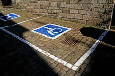Das Bild zeigt einen Behinderten-Park-Platz.
