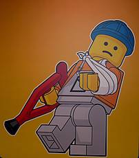 Ein Legomenschchen mit einer Krücke und einem Gibsarm.