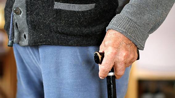 Symbolfoto: Ein älterer Mann hält einen Gehstock fest.